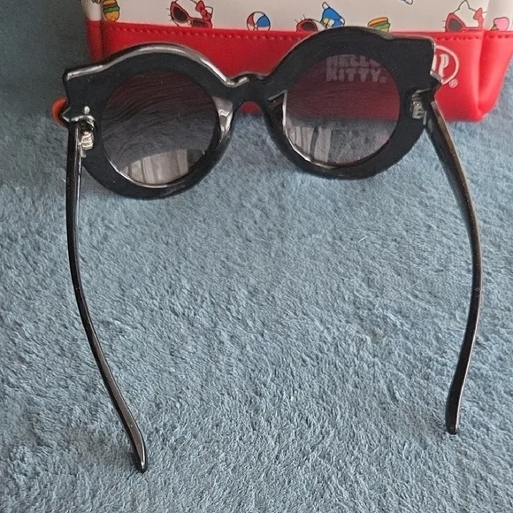 Crap Eyewear Hello Kitty Womens Sunglasses with Red Bow and Black Frame. RARE. - Picture 4 of 7